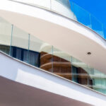 Conheça mais sobre as resistências dos vidros usados em envidraçamentos de sacada