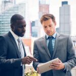 Há muitos anos o envidraçamento de sacada virou tendência de decoração, seja para apartamentos ou casas é possível encontrar essa tendência em todo lugar. Entretanto, para realização desse serviço é necessário seguir algumas normas, regras e até mesmo leis.