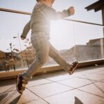 Quando falamos em varandas de vidro a primeira coisa que vem à mente são sacadas de um prédio, não é mesmo? Isso é comum porque a maioria dos projetos de envidraçamento de sacadas são feitos para apartamentos ou salas comerciais de condomínios empresariais.