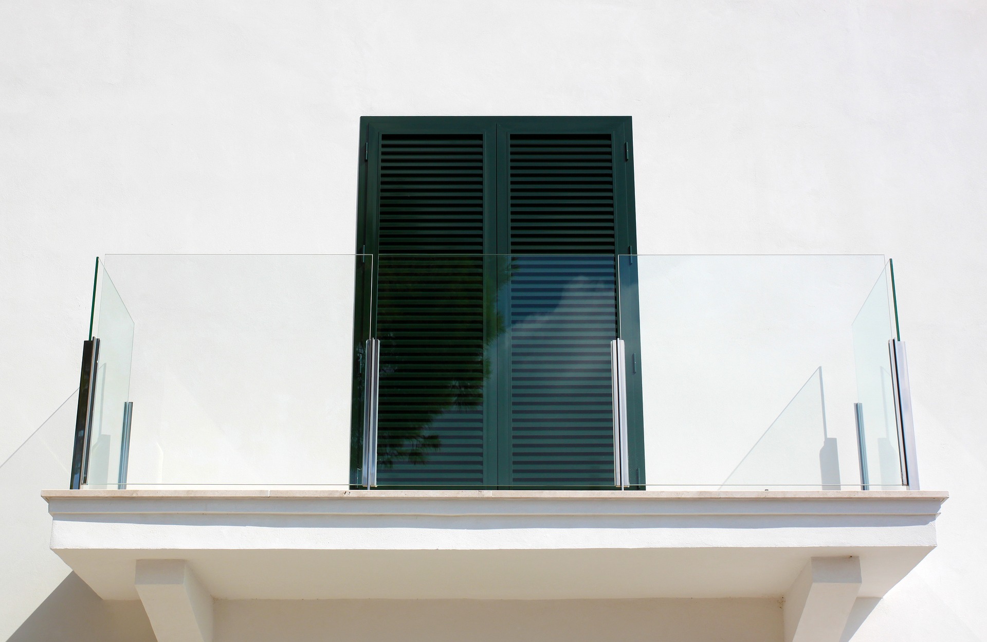 A instalação do envidraçamento de sacada em casas ou apartamentos possuem diversas vantagens que vão além da estética. Acesse e saiba mais!