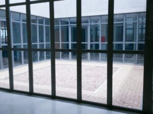 Esquadrias de alumínio podem ser úteis para empresas | Esquadria de alumínio preta | Sanglass SP