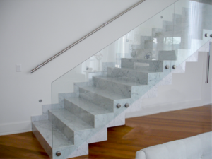 Guarda corpo de vidro tem processo de fabricação bastante técnico | guarda corpo de vidro em uma escada | Sanglass SP